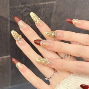 Faux ongles longs pointus de luxe avec dégradé rouge or et strass scintillants