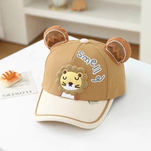 Détail d'une casquette enfant avec motif lion mignon et oreilles 3D en coton kaki doux
