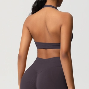 Détail du soutien-gorge de sport côtelé sans couture violet foncé et legging taille haute