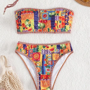 Bandeau-Bikini-Set mit Tropenfrüchte-Print und hoher Taille auf weißem Sandhintergrund