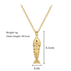 Vue détaillée d'un collier carpe koi dorée avec œil en pierre rouge et dimensions
