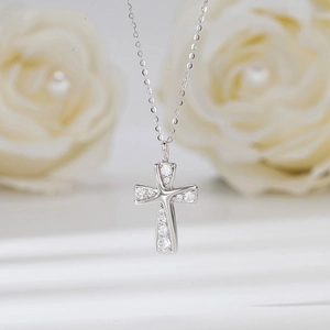 Collier élégant en argent sterling S925 avec pendentif croix serti de zircons brillants