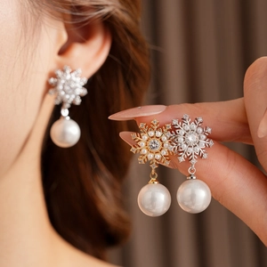 Vue détaillée de boucles d'oreilles perles flocon de neige avec zircons brillants chic