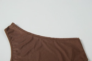 Détail des coutures doubles et du tissu élastique marron foncé sur la robe à découpes