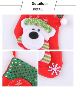 Detail der Weihnachtsstrumpf mit grünen Pailletten, Eisbär und Stickerei-Motiv