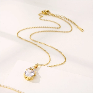 Collana placcata oro 18K con ciondolo in zirconia rotonda su espositore bianco