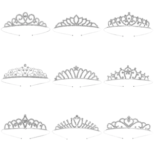 Dettaglio di nove diademi e corone argentati con strass brillanti in griglia 3x3