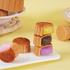 Realistische PVC Mondkuchen Modelle mit diversen Füllungen und Gebäckstrukturen