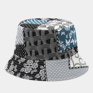 Dettaglio di un cappello a secchiello vintage con motivi floreali e farfalle