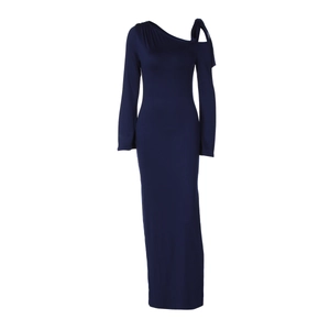 Détail d'une robe élégante bleu marine à une épaule et manches longues, coupe ajustée