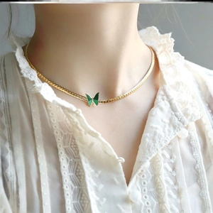 Collar vintage de cadena de serpiente dorada con un delicado colgante de mariposa verde