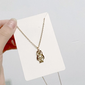 Détail du collier pendentif hibou en or 18 carats avec design creux sophistiqué