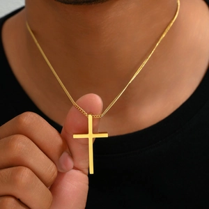 Minimalistische goldene Kreuzanhänger-Halskette aus Edelstahl an einem Model
