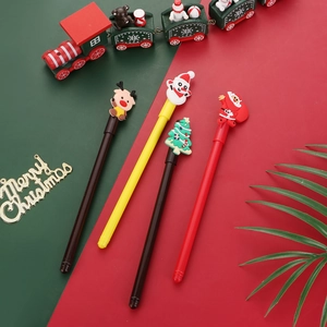 Détail de stylos de Noël avec figurines en silicone de renne, bonhomme de neige et sapin