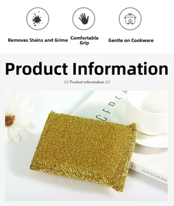 Nahaufnahme des goldenen Reinigungsschwamms aus Metallgewebe für die Küche