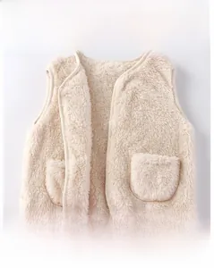 Dettaglio del gilet in pile beige con chiusura a bottoni e tessuto morbido testurizzato