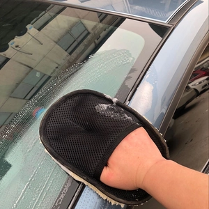 Car wash mitt with faux wool and mesh for efficient vehicle window cleaning with foam