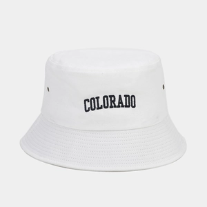 Dettaglio del cappello a secchiello bianco in cotone con ricamo Colorado nero e occhielli