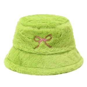 Chapeau bob en peluche vert herbe avec broderie nœud rose sur fond blanc pur