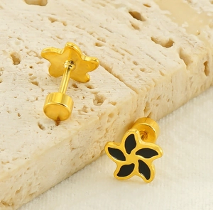 Detailaufnahme der Gold-Blumenohrringe mit schwarzer Emaille und Schraubverschluss