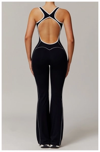 Rückenansicht des rückenfreien Yoga-Jumpsuits in Schwarz mit weißem Rand und Schlaghose