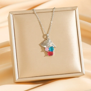 Collier en acier titane en forme de bonbon avec zircons colorés roses et bleus étincelants