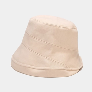 Détail du chapeau bob en coton beige avec coutures diagonales et texture structurée