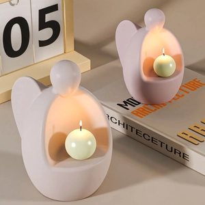 Minimalistisches Engel-Kerzenhalter-Set in Weiß und Lila mit runden Kerzen