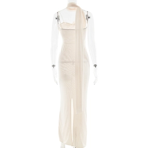 Détail de la fente arrière et du long foulard sur une robe longue en mesh beige