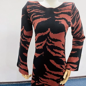 Détail de la robe en tricot à imprimé tigre montrant la texture jacquard léopard