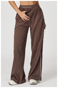 Détail de la taille haute élastique et du tissu doux du pantalon de sport marron