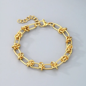 Gros plan du bracelet chaîne à maillons en acier titane doré avec fermoir mousqueton