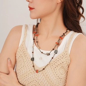 Vue détaillée du collier bohème multicouche avec perles en bois sur un mannequin