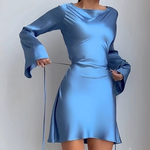 Robe Mini En Satin Élégante Avec Manches Longues Évasées Et Taille Nouée Col Rond Coupe Slim Unie Mode Fête Femmes