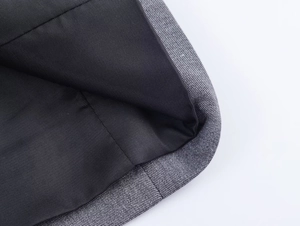 Détail du tissu gris de la veste de costume avec doublure en soie noire premium