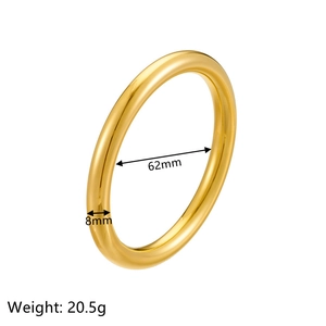 Detail eines polierten Edelstahlarmreifs in Gold mit Maßen 62mm Durchmesser und 8mm Breite