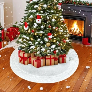 Jupe de sapin de Noël en tricot blanc avec motifs torsadés sous un arbre de fête décoré