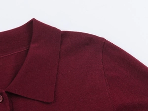 Détail d'un polo en maille bordeaux avec col côtelé et bouton assorti de haute qualité
