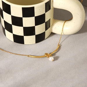 Collana a nodo in acciaio inossidabile placcato oro 18k con ciondolo di perla bianca