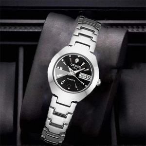 Vue macro d'une montre à quartz avec cadran noir, dateur et bracelet en acier argenté