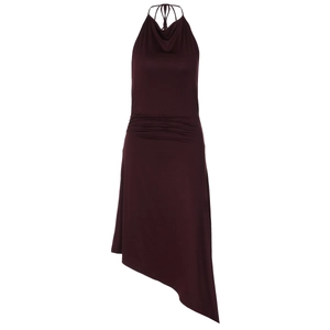Robe dos nu rouge foncé avec taille plissée et ourlet asymétrique sur fond blanc