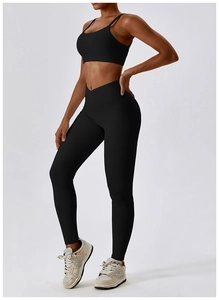 Détail de l'ensemble de yoga noir avec taille haute croisée et tissu élastique côtelé
