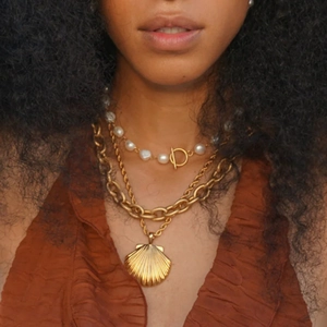 Layered 18k gold plated stainless steel necklace with shell pendant and pearl choker