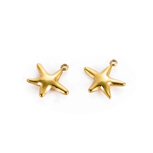 Vue macro de deux pendentifs étoile de mer dorés pour création de bijoux DIY