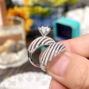 Luxe zilveren ringenset met zes-potige hoofsteen en meerrijige pavé-diamanten banden