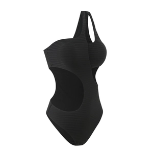 Detail eines schwarzen One-Shoulder-Badeanzugs mit Rippstruktur und seitlichem Ausschnitt
