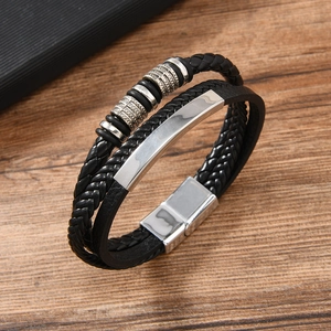 Dettaglio del bracciale in pelle intrecciata a più strati con chiusura magnetica argento