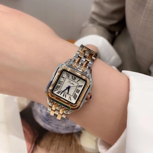 Elegante rechteckige Quarzuhr mit silber-goldenen Metallarmband und römischem Zifferblatt