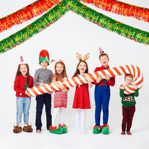 Bannière de Noël festive et grandes cannes de bonbon gonflables avec enfants en costumes