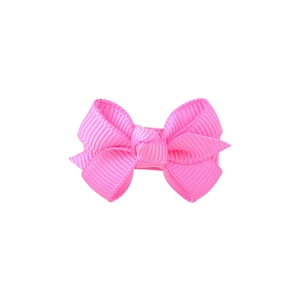 Détail du nœud papillon en ruban gros-grain rose vif avec surface en tissu texturé